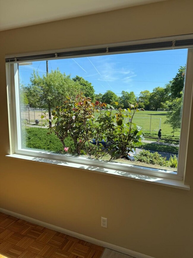 Building Photo - 2 bedroom in Seattle WA 98103