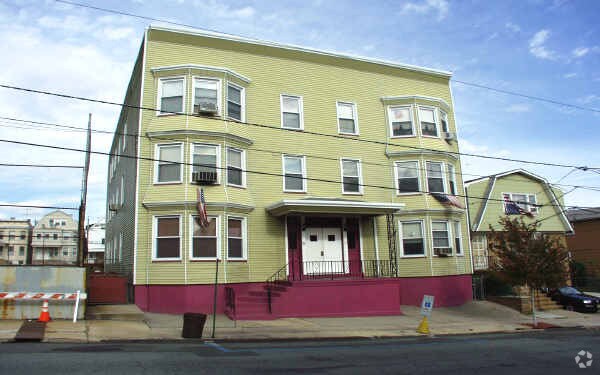 Primary Photo - 71 Hoyt St