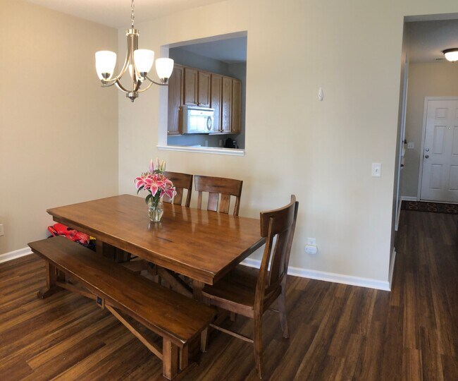 Foto del edificio - 121 Watertree Ln