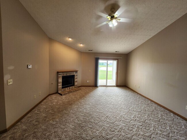 Foto del edificio - 2399 Hopkins Dr