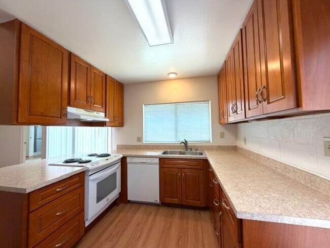 Foto del edificio - 3 Bedroom, 2 Bathroom with Carport