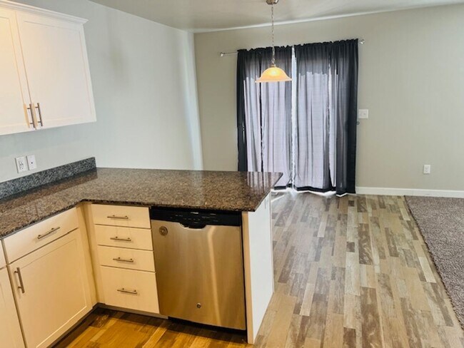 Foto del edificio - Beautiful home with central air and 2 car garage.