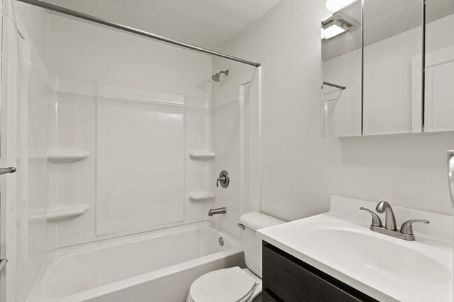 Building Photo - Candlewood Gardens