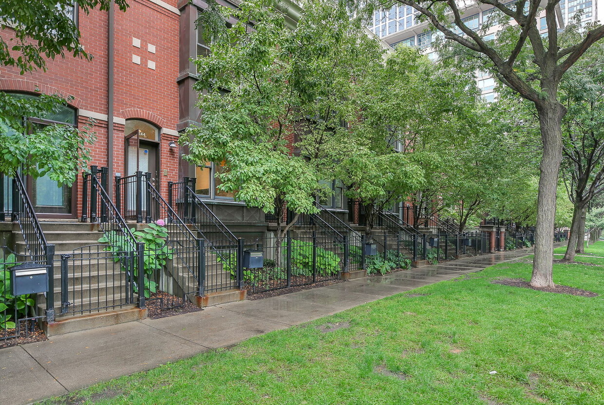 Primary Photo - 1344 S Indiana Ave
