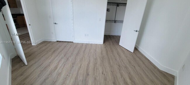 Foto del edificio - 350 S Miami Ave