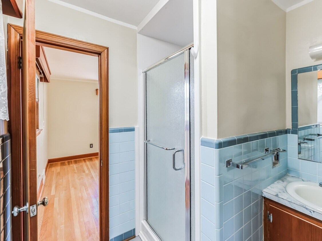Primary Photo - 1 Acre 3 Bedroom + Den Single Family Home ...
