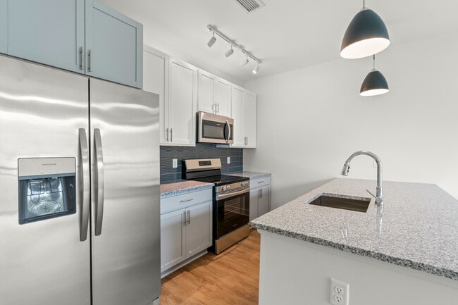 1 Bed - Standard w/ Bonus Room - Reed Creek Greenway Apartments