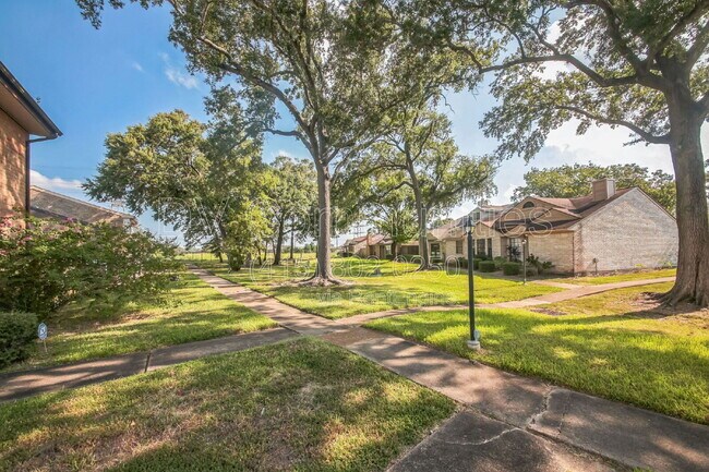 Foto del edificio - 4802 Oak Hollow St