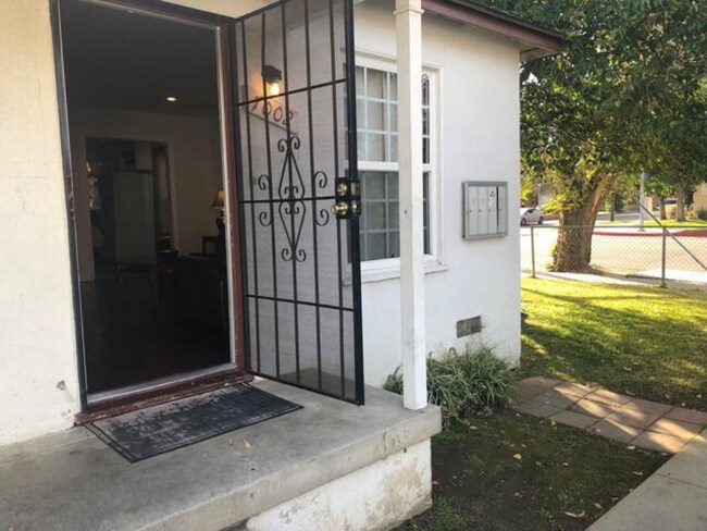 Foto del edificio - 7004 Hazeltine Ave