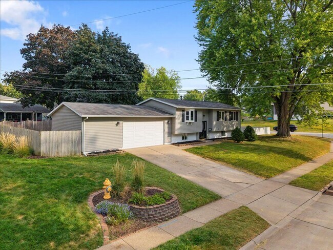 Foto del edificio - 4 bed/2bath in Bettendorf, IA