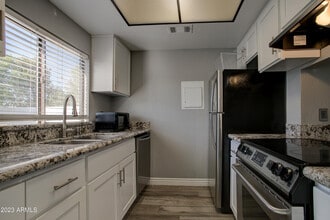 Building Photo - 2215 W Augusta Ave