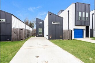 Building Photo - 2216 Dyson St