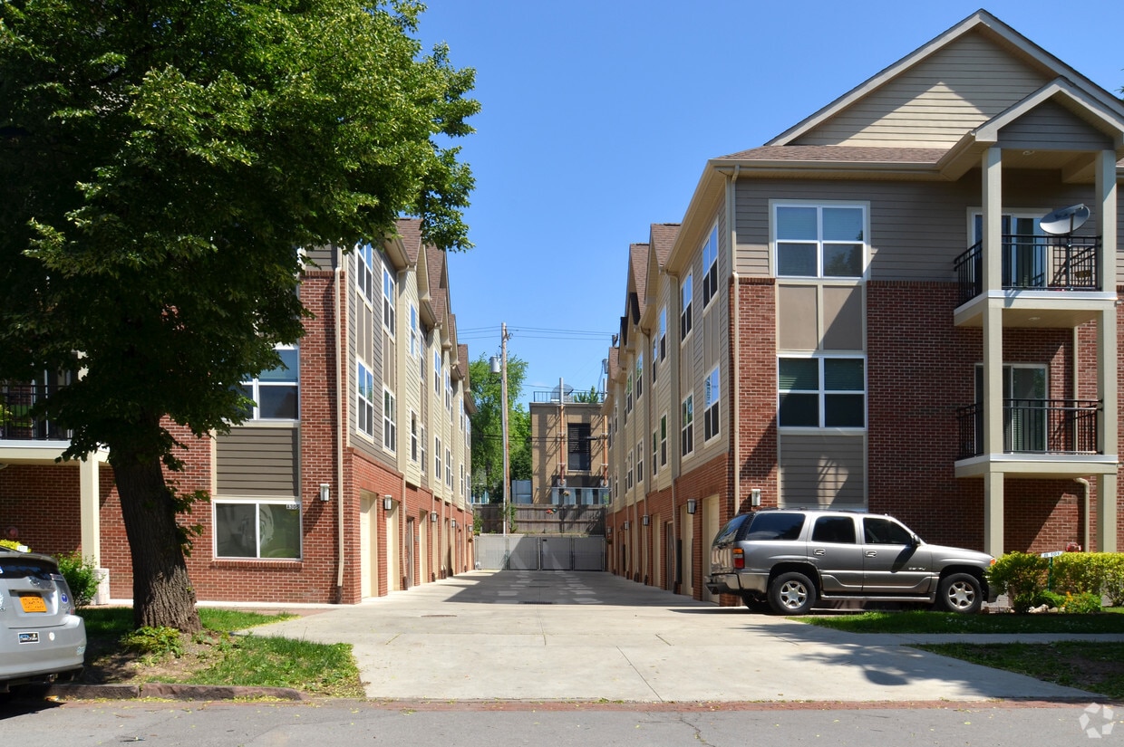 Building Photo - 305 W Utica St