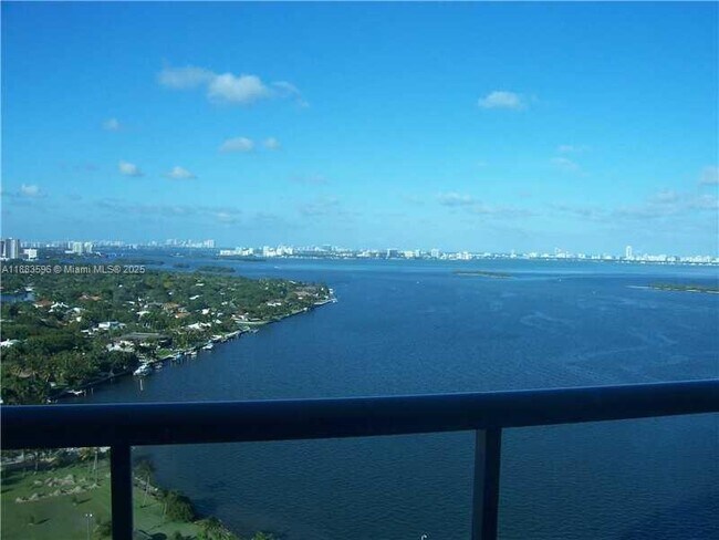 Foto del edificio - 601 NE 36th St