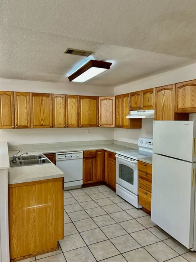 Building Photo - St Andrews 3 Bedroom