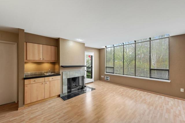 Building Photo - 2 bedroom in Bellevue WA 98005