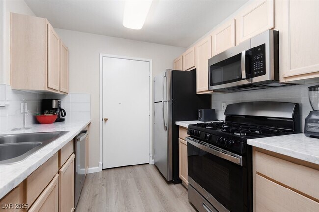 Foto del edificio - 950 Seven Hills Dr