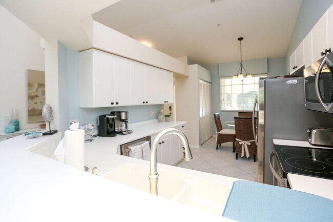 Foto del edificio - ***FULLY FURNISHED ANNUAL***LELY RESORT***2 BEDS+DEN/2BATH***BEAUTIFUL SEASONAL***