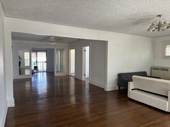 Amplia sala de estar/comedor y estudio. - 120 N Berendo St