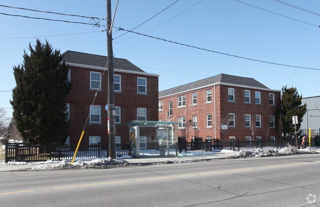 Photo du bâtiment - 338-342 Donlands Ave