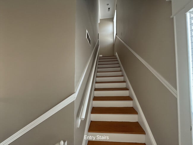 Building Photo - 1112 E Walnut St