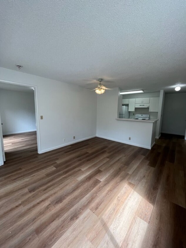 Foto principal - Newly Renovated 3 bedroom/2 bath with 2 pa...