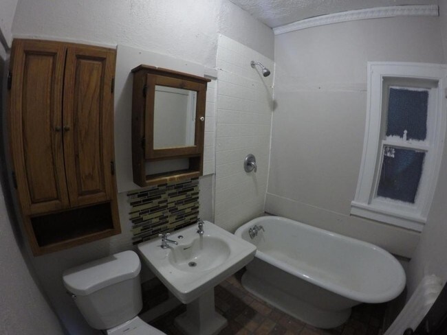 Foto del edificio - 1319 W 112th St
