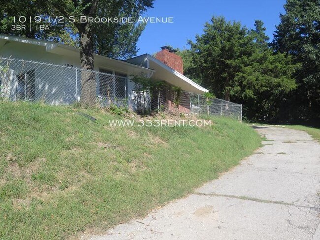 Building Photo - 1019 1/2 S Brookside Ave