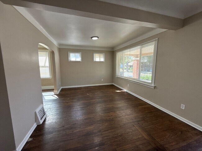 Foto del edificio - Freshly Renovated 5-Bedroom Home – Quality...