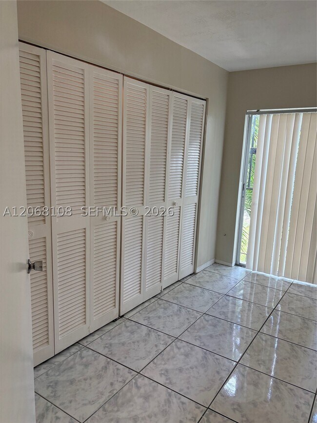 Foto del edificio - 16215 NE 18th Ct