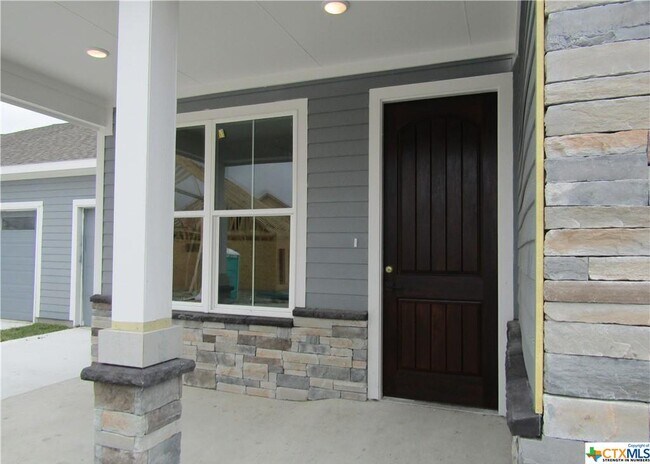 Building Photo - 404B W Crestwood Dr