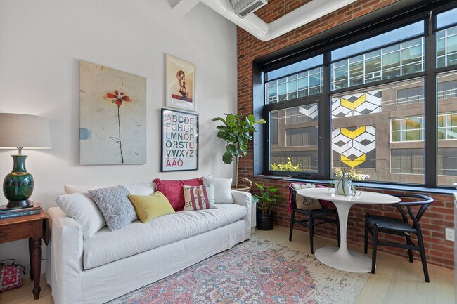 Photo du bâtiment - 150 Logan Ave