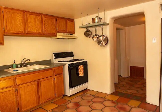 Foto del edificio - 1425 Sawmill Rd NW