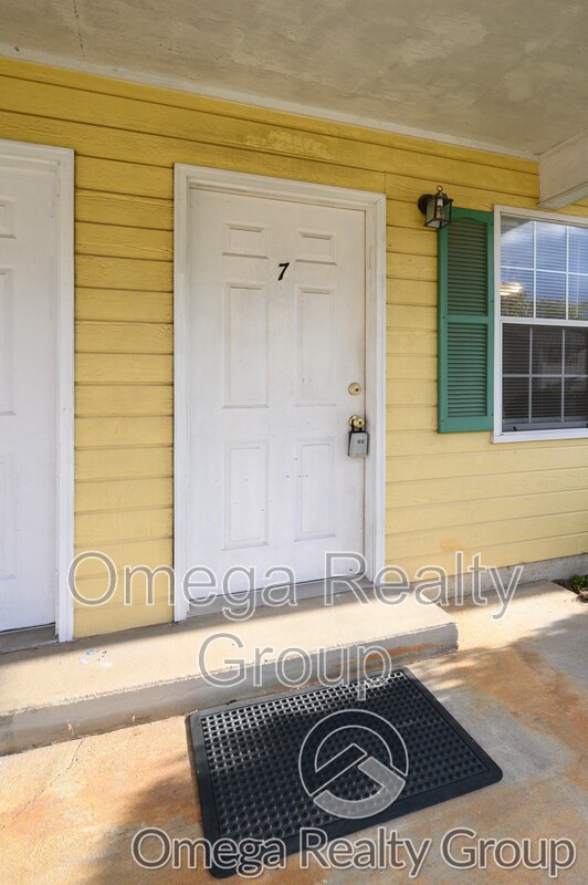 Foto del edificio - 484 Grey Hill Rd