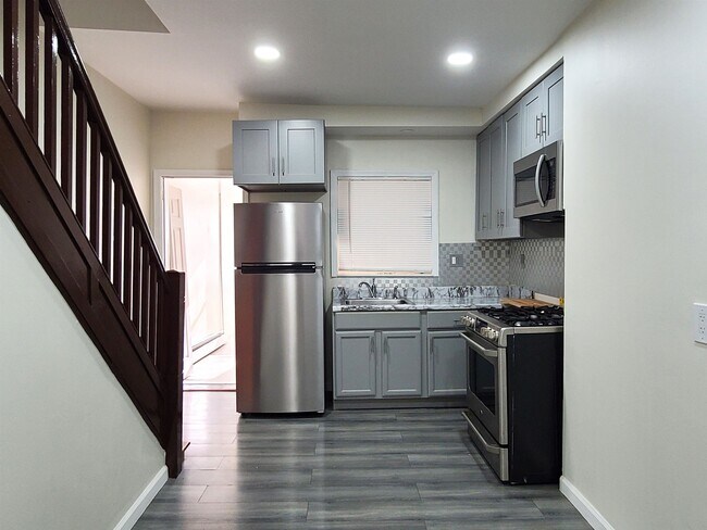 Building Photo - 553 9th St