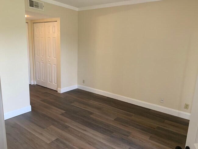 Building Photo - 1542 SE Royal Green Cir