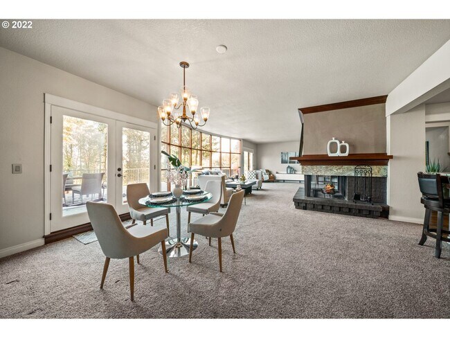Foto del edificio - 5 bedroom 4 Bathroom Spectacular Townhome ~ Parking, A/C and More!