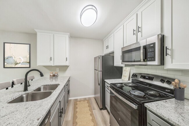 Mejora tu estilo de vida en Eagle Rock Apartments en Columbia. Disfruta de cocinas modernas equipadas con electrodomésticos de acero inoxidable y elegantes acabados. Encuentra tu hogar ideal hoy mismo y disfruta de un vibrante ambiente comunitario. ¡Programa una visita ahora! - Eagle Rock Apartments at Columbia