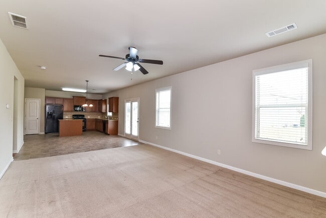 Foto del edificio - 631 Collingsworth Ln NE