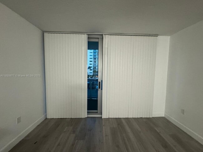 Foto del edificio - 7501 E Treasure Dr