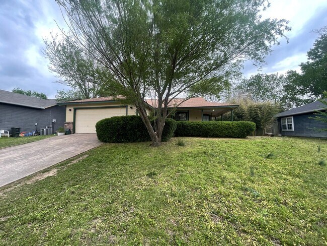 Building Photo - Located off Wedinton Dr! 3 Bedroom 2 Bathr...