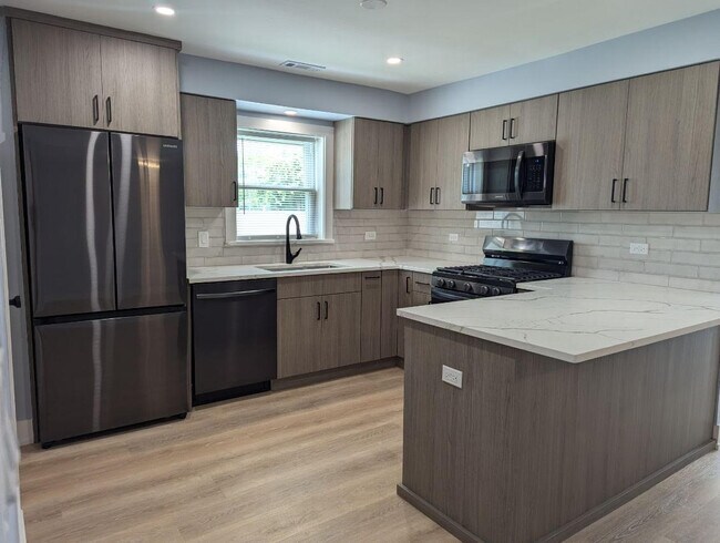 Foto del edificio - 8143 Marion Dr