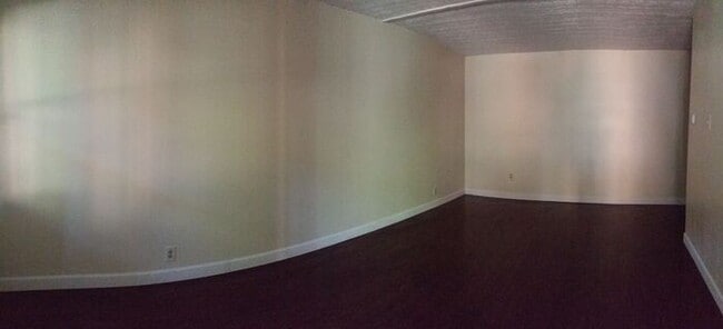 Building Photo - 1 Bedroom Downtown Court Yard Level Apartment