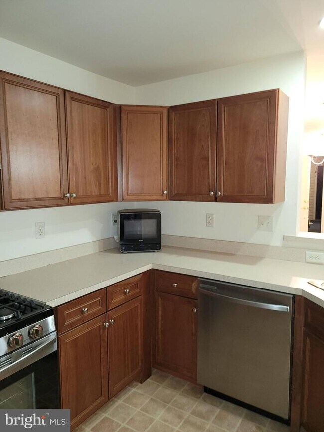 Building Photo - 102 Lionheart Ln