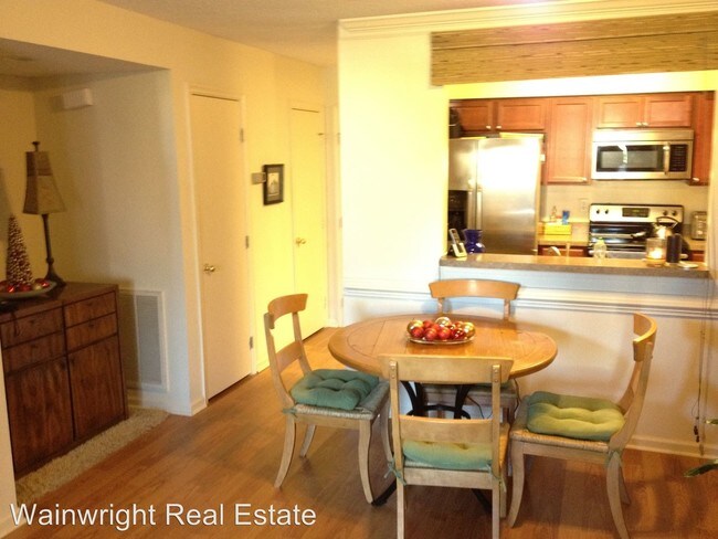 Building Photo - 2 br, 2 bath House - 3845 Lasalle Dr. #109