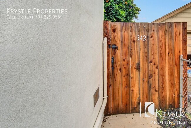 Building Photo - Gorgeous, newly built home with all new ap...