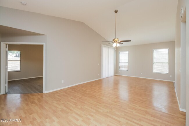 Building Photo - 588 E Devon Dr
