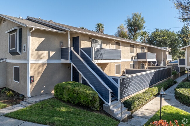 Pine Village - Pine Village Apartments