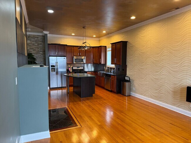 Foto del edificio - Luxurious, Galewood Penthouse Condo 3BR/2BA