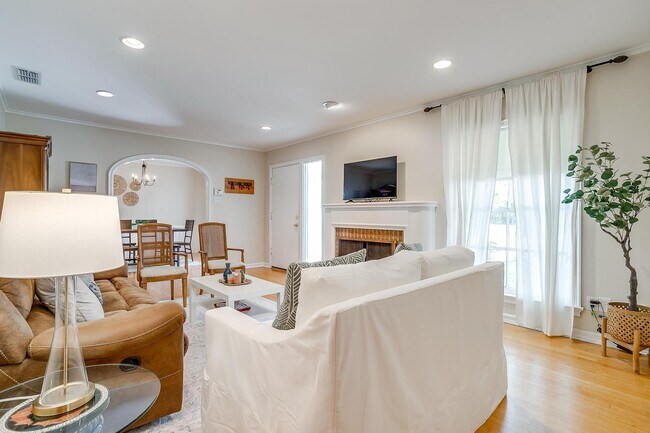 Foto del edificio - 3521 Rogers Ave